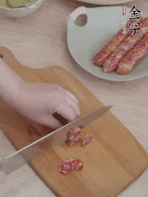 香腸切片。（圓片一點，不用很斜）