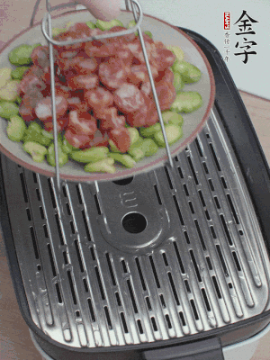 蠶豆鋪底，香腸鋪上，上鍋蒸15分鐘。