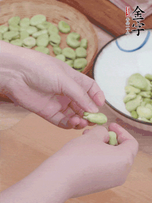 蠶豆剝殼，去掉豆衣，切碎。