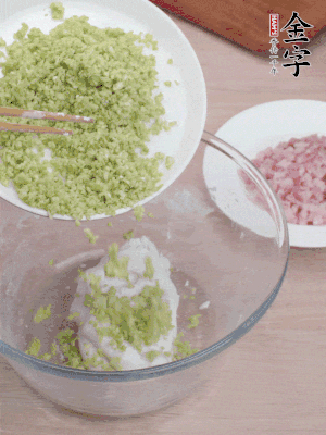 糯米粉邊揉邊加水，成團后揉進蠶豆、咸肉。