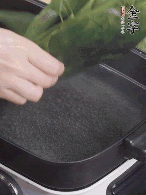 粽葉入沸水煮1分鐘，翻面再煮1分鐘，清洗干凈加水浸泡。