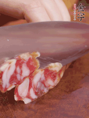 金字香腸斜切成大片。