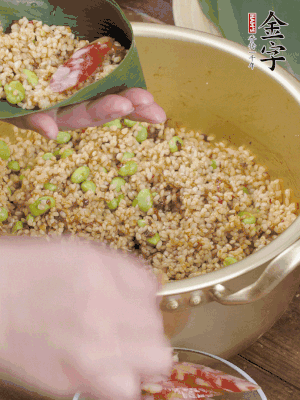 兩片粽葉1/2處葉尾相疊，中間卷成圓錐后裝入餡料。