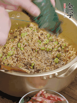 再附一張粽子，一齊向后折疊，線繩捆綁。