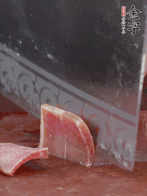 取金字火腿塊150g，切成薄片。生姜切片。