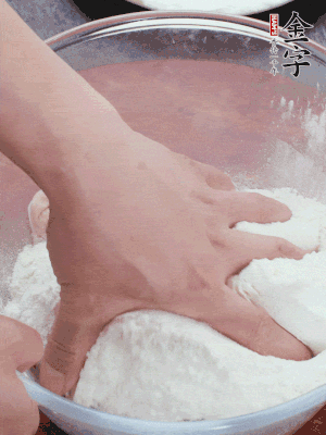 新鮮豬肚以面粉擦洗抓勻。