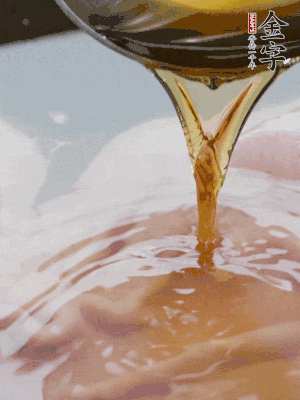 洗凈后冷水下鍋，加黃酒焯水。