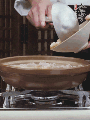 燜煮30分鐘，下花生、紅棗煮5分鐘。（花生提前預(yù)煮15分鐘）