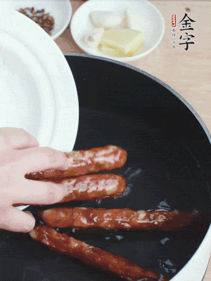 金字香腸水煮15分鐘，撈出切薄片。