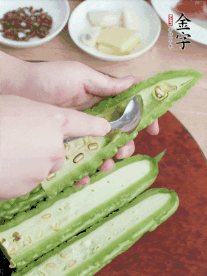 苦瓜去籽切薄片，一點鹽拌勻，10分鐘后沖洗控干。香蔥切蔥花、姜切末、蒜拍碎、干辣椒切圈。