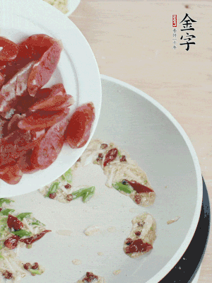 放香腸、苦瓜快速翻炒。