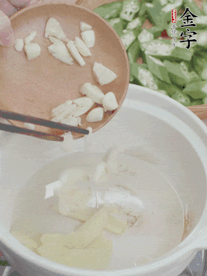 砂煲熱油，姜蒜、辣椒煸香。