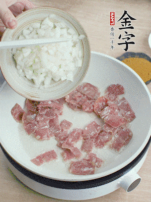 依次下洋蔥、紅菜椒、豌豆粒、玉米粒翻炒均勻。