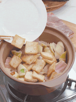 依次下春筍、豆腐，開水沒過食材。