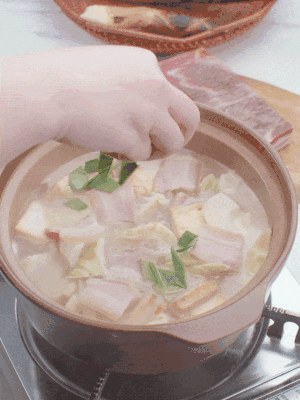 一小撮鹽、糖、雞精調(diào)味，最后撒點蒜葉點綴。