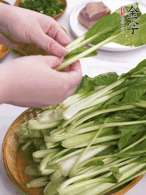 小青菜掰成一片片。