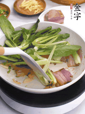 下小青菜翻炒，菜梆子變軟時，撒一點鹽、雞精調(diào)味。