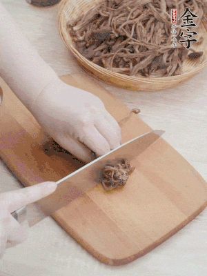 干茶樹菇浸泡過夜，去老根焯水，擠干水份。