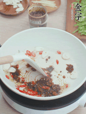 熱鍋涼油，姜蒜、辣椒、金字火腿xo醬炒香。