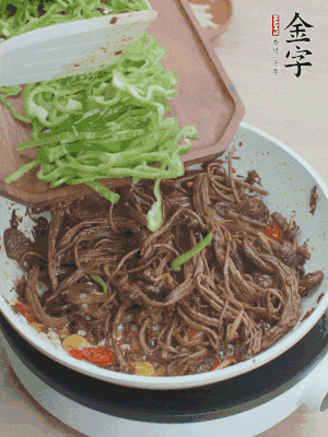 水分煸干，下青椒絲快炒1分鐘。