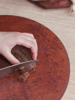 金字臘肉水煮15分鐘，切片。