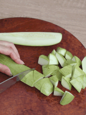 西葫蘆去籽縱向切成4份，斜切成厚片。