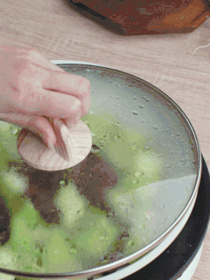 西葫蘆略出水時(shí)，加一小撮鹽調(diào)味。