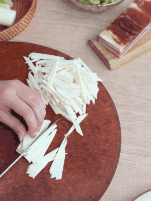 茭白切細絲，鹽水中浸泡防止氧化。