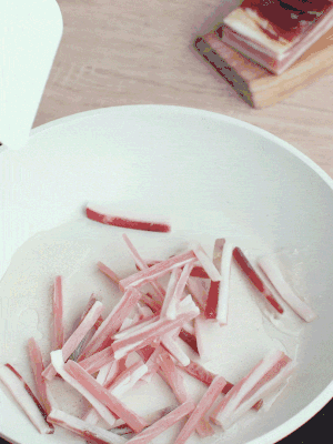 熱鍋涼油，下咸肉絲煸至出油。