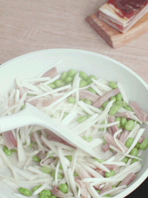 下茭白絲、青豆翻炒。