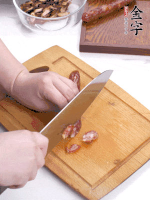 干香菇泡發(fā)切片，金字香腸切片，春筍切大粒。