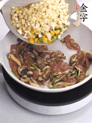 鍋里熱油，爆香蔥白，下香腸片炒至微微出油，加時蔬粒、香菇粒、春筍粒翻炒均勻。