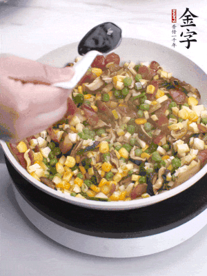 加2勺生抽、1勺蠔油、半勺老抽調(diào)味。