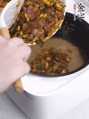 鋪在洗好的大米上，加清水，與食材持平。