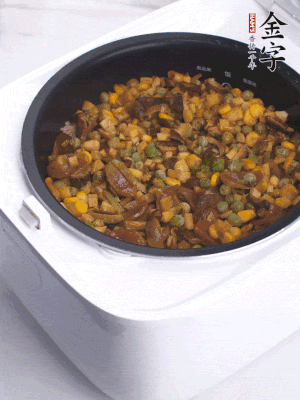 電飯煲按煮飯鍵，出鍋撒蔥花。