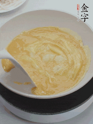 2個雞蛋炒散。