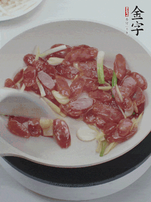 熱鍋爆香姜蒜片，下香腸炒出香味。