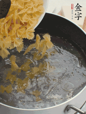 蝴蝶面加橄欖油煮熟；豌豆焯水30秒。