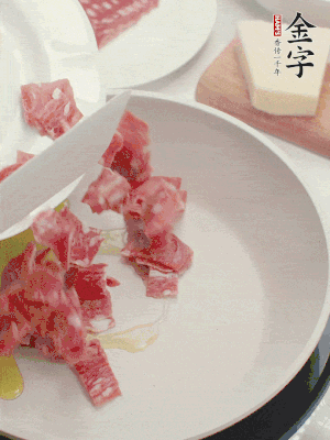 橄欖油煸香金字培根火腿。依次下豌豆、蝴蝶面、洋蔥。