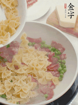 1小勺鹽調(diào)味，混合一起燉煮一下。