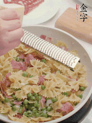 收汁后加入帕爾瑪芝士、歐芹碎和檸檬汁。