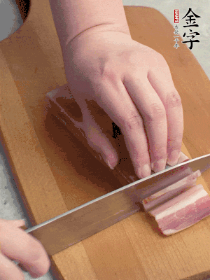 百合切去頭尾，分開洗凈;咸肉切薄片。