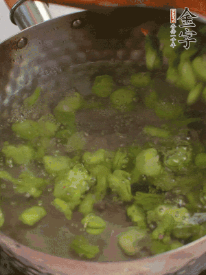 鍋中水沸，放一撮鹽，下蠶豆豆瓣焯3分鐘，下百合，3秒撈出，一起撈出瀝水。