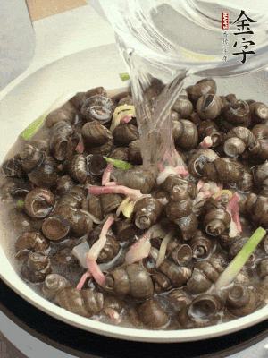 倒處理干凈的螺螄翻炒，加3勺料酒。加清水蓋過(guò)螺螄，中火蓋蓋煮5分鐘。