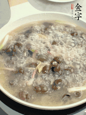 放辣椒，加一點(diǎn)鹽、糖，大火翻炒。