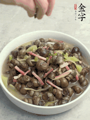 出鍋，撒點(diǎn)蔥花。