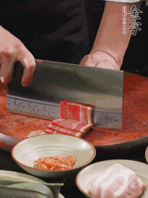 金字火腿上方切薄片，鮮五花肉切薄片。