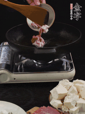 冷油潤(rùn)鍋，下五花肉煸香。