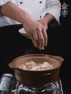 下蝦仁干，煮5分鐘。撒蒜葉，煮1分鐘。