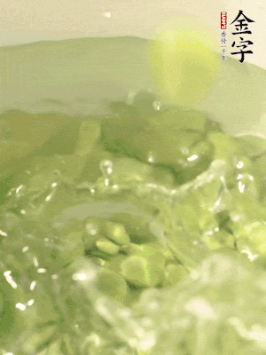 新鮮蠶豆熱水焯水30秒，然后浸入涼水。
